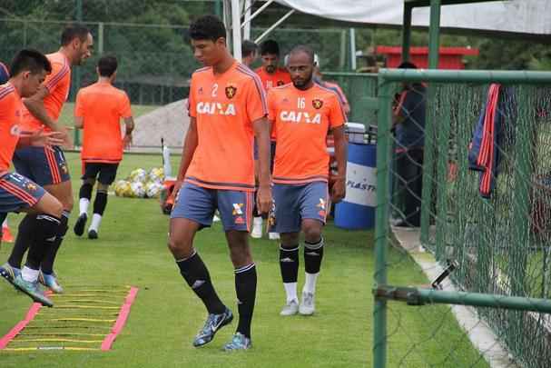 Apenas com reservas, Oswaldo de Oliveira comandou movimentao na centro de treinamento rubro-negro