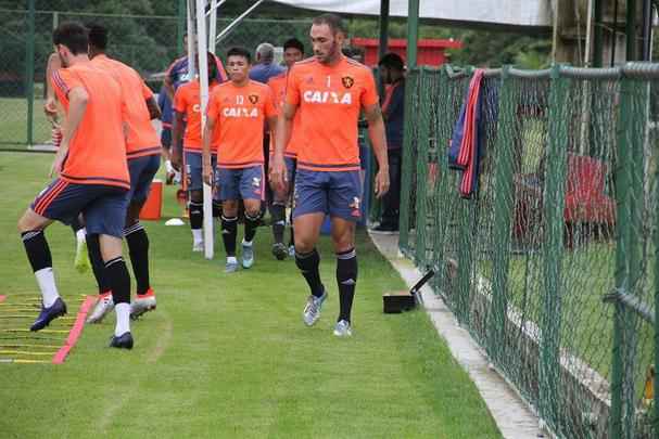 Apenas com reservas, Oswaldo de Oliveira comandou movimentao na centro de treinamento rubro-negro