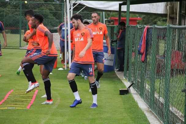 Apenas com reservas, Oswaldo de Oliveira comandou movimentao na centro de treinamento rubro-negro