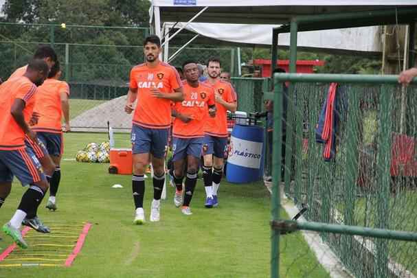 Apenas com reservas, Oswaldo de Oliveira comandou movimentao na centro de treinamento rubro-negro