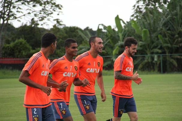 Apenas com reservas, Oswaldo de Oliveira comandou movimentao na centro de treinamento rubro-negro