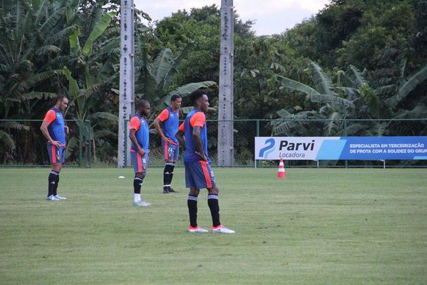 Apenas com reservas, Oswaldo de Oliveira comandou movimentao na centro de treinamento rubro-negro