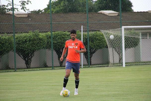 Apenas com reservas, Oswaldo de Oliveira comandou movimentao na centro de treinamento rubro-negro