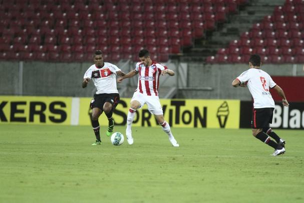 O Náutico fez um primeiro tempo acima de tudo seguro. Bem postado defensivamente, passou os 46 minutos iniciais sem sustos. Com um esquema tático cada vez mais consolidado pelo técnico Alexandre Gallo, o Timbu conseguiu envolver o Joinville gradualmente