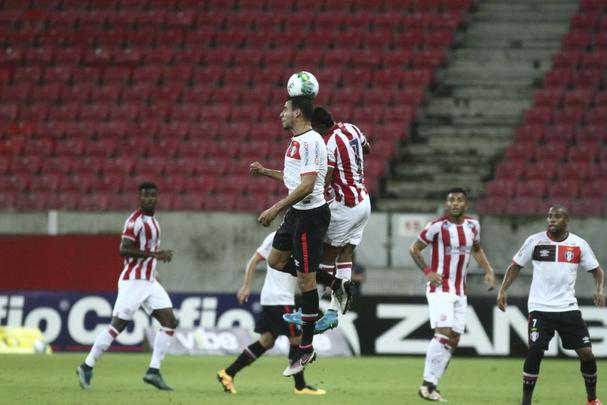 O Náutico fez um primeiro tempo acima de tudo seguro. Bem postado defensivamente, passou os 46 minutos iniciais sem sustos. Com um esquema tático cada vez mais consolidado pelo técnico Alexandre Gallo, o Timbu conseguiu envolver o Joinville gradualmente
