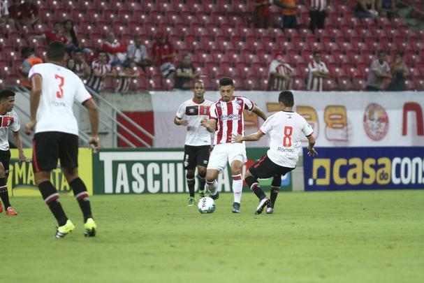 O Náutico fez um primeiro tempo acima de tudo seguro. Bem postado defensivamente, passou os 46 minutos iniciais sem sustos. Com um esquema tático cada vez mais consolidado pelo técnico Alexandre Gallo, o Timbu conseguiu envolver o Joinville gradualmente