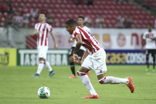 O Náutico fez um primeiro tempo acima de tudo seguro. Bem postado defensivamente, passou os 46 minutos iniciais sem sustos. Com um esquema tático cada vez mais consolidado pelo técnico Alexandre Gallo, o Timbu conseguiu envolver o Joinville gradualmente