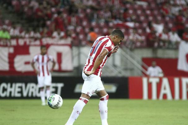 O Náutico fez um primeiro tempo acima de tudo seguro. Bem postado defensivamente, passou os 46 minutos iniciais sem sustos. Com um esquema tático cada vez mais consolidado pelo técnico Alexandre Gallo, o Timbu conseguiu envolver o Joinville gradualmente