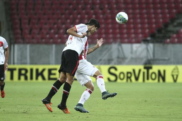 O Náutico fez um primeiro tempo acima de tudo seguro. Bem postado defensivamente, passou os 46 minutos iniciais sem sustos. Com um esquema tático cada vez mais consolidado pelo técnico Alexandre Gallo, o Timbu conseguiu envolver o Joinville gradualmente