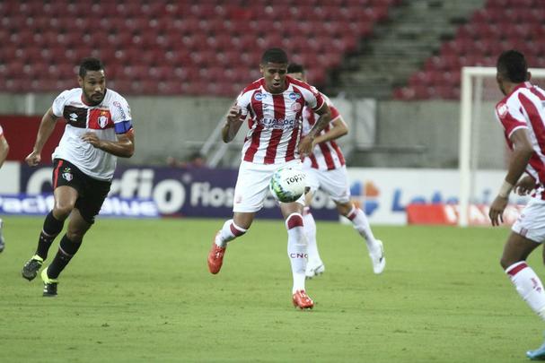 O Náutico fez um primeiro tempo acima de tudo seguro. Bem postado defensivamente, passou os 46 minutos iniciais sem sustos. Com um esquema tático cada vez mais consolidado pelo técnico Alexandre Gallo, o Timbu conseguiu envolver o Joinville gradualmente