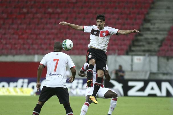 O Náutico fez um primeiro tempo acima de tudo seguro. Bem postado defensivamente, passou os 46 minutos iniciais sem sustos. Com um esquema tático cada vez mais consolidado pelo técnico Alexandre Gallo, o Timbu conseguiu envolver o Joinville gradualmente