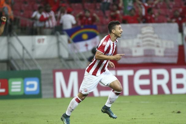 O Náutico fez um primeiro tempo acima de tudo seguro. Bem postado defensivamente, passou os 46 minutos iniciais sem sustos. Com um esquema tático cada vez mais consolidado pelo técnico Alexandre Gallo, o Timbu conseguiu envolver o Joinville gradualmente