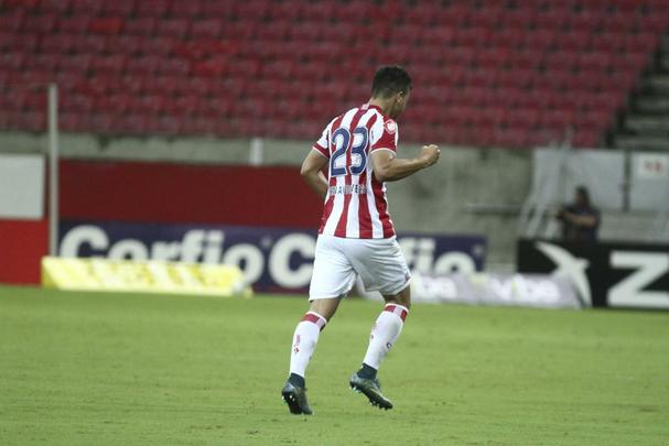 O Náutico fez um primeiro tempo acima de tudo seguro. Bem postado defensivamente, passou os 46 minutos iniciais sem sustos. Com um esquema tático cada vez mais consolidado pelo técnico Alexandre Gallo, o Timbu conseguiu envolver o Joinville gradualmente
