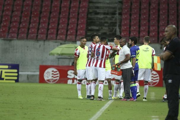 O Náutico fez um primeiro tempo acima de tudo seguro. Bem postado defensivamente, passou os 46 minutos iniciais sem sustos. Com um esquema tático cada vez mais consolidado pelo técnico Alexandre Gallo, o Timbu conseguiu envolver o Joinville gradualmente