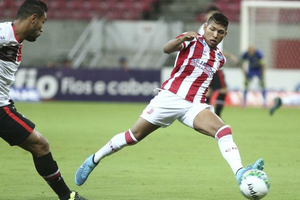 O Náutico fez um primeiro tempo acima de tudo seguro. Bem postado defensivamente, passou os 46 minutos iniciais sem sustos. Com um esquema tático cada vez mais consolidado pelo técnico Alexandre Gallo, o Timbu conseguiu envolver o Joinville gradualmente