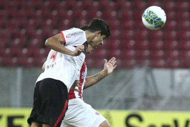 O Náutico fez um primeiro tempo acima de tudo seguro. Bem postado defensivamente, passou os 46 minutos iniciais sem sustos. Com um esquema tático cada vez mais consolidado pelo técnico Alexandre Gallo, o Timbu conseguiu envolver o Joinville gradualmente