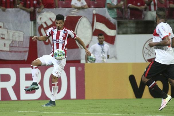 O Náutico fez um primeiro tempo acima de tudo seguro. Bem postado defensivamente, passou os 46 minutos iniciais sem sustos. Com um esquema tático cada vez mais consolidado pelo técnico Alexandre Gallo, o Timbu conseguiu envolver o Joinville gradualmente