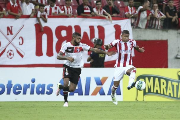 O Náutico fez um primeiro tempo acima de tudo seguro. Bem postado defensivamente, passou os 46 minutos iniciais sem sustos. Com um esquema tático cada vez mais consolidado pelo técnico Alexandre Gallo, o Timbu conseguiu envolver o Joinville gradualmente