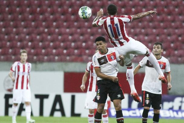 O Náutico fez um primeiro tempo acima de tudo seguro. Bem postado defensivamente, passou os 46 minutos iniciais sem sustos. Com um esquema tático cada vez mais consolidado pelo técnico Alexandre Gallo, o Timbu conseguiu envolver o Joinville gradualmente