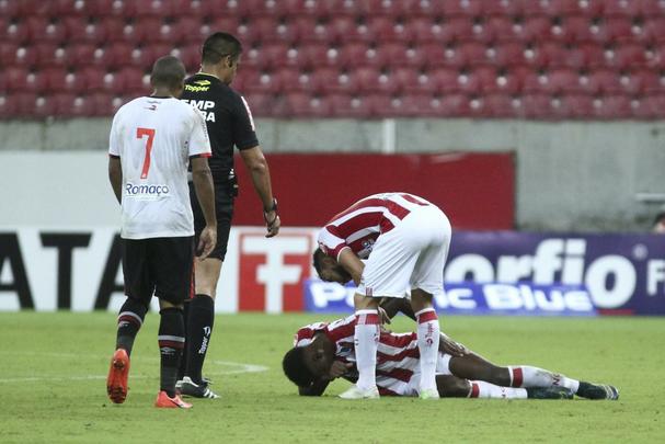 O Náutico fez um primeiro tempo acima de tudo seguro. Bem postado defensivamente, passou os 46 minutos iniciais sem sustos. Com um esquema tático cada vez mais consolidado pelo técnico Alexandre Gallo, o Timbu conseguiu envolver o Joinville gradualmente