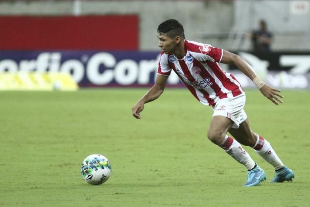O Náutico fez um primeiro tempo acima de tudo seguro. Bem postado defensivamente, passou os 46 minutos iniciais sem sustos. Com um esquema tático cada vez mais consolidado pelo técnico Alexandre Gallo, o Timbu conseguiu envolver o Joinville gradualmente