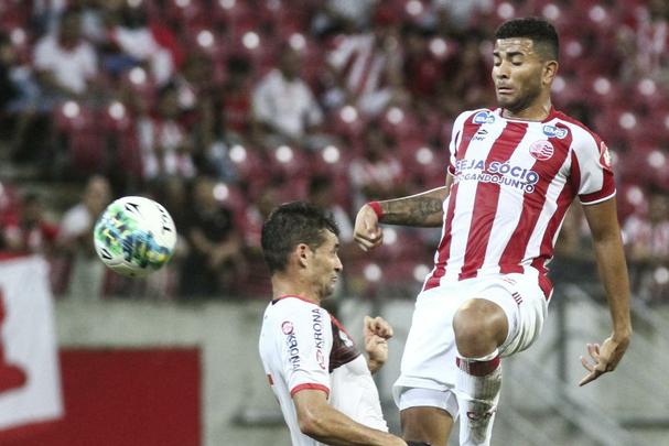 O Náutico fez um primeiro tempo acima de tudo seguro. Bem postado defensivamente, passou os 46 minutos iniciais sem sustos. Com um esquema tático cada vez mais consolidado pelo técnico Alexandre Gallo, o Timbu conseguiu envolver o Joinville gradualmente