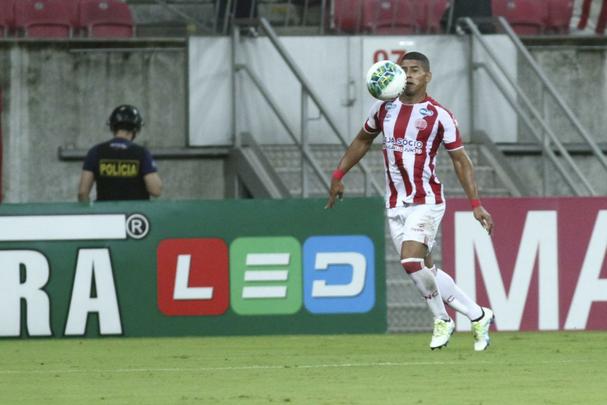 O Náutico fez um primeiro tempo acima de tudo seguro. Bem postado defensivamente, passou os 46 minutos iniciais sem sustos. Com um esquema tático cada vez mais consolidado pelo técnico Alexandre Gallo, o Timbu conseguiu envolver o Joinville gradualmente