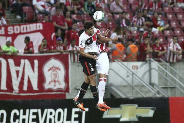 O Náutico fez um primeiro tempo acima de tudo seguro. Bem postado defensivamente, passou os 46 minutos iniciais sem sustos. Com um esquema tático cada vez mais consolidado pelo técnico Alexandre Gallo, o Timbu conseguiu envolver o Joinville gradualmente