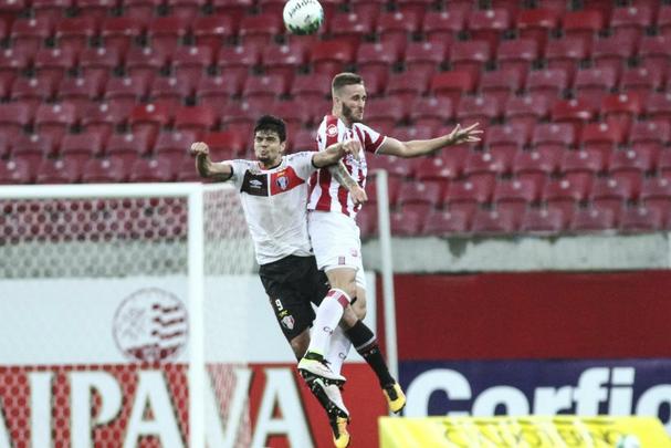 O Náutico fez um primeiro tempo acima de tudo seguro. Bem postado defensivamente, passou os 46 minutos iniciais sem sustos. Com um esquema tático cada vez mais consolidado pelo técnico Alexandre Gallo, o Timbu conseguiu envolver o Joinville gradualmente