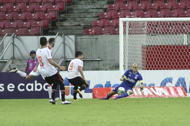 O Náutico fez um primeiro tempo acima de tudo seguro. Bem postado defensivamente, passou os 46 minutos iniciais sem sustos. Com um esquema tático cada vez mais consolidado pelo técnico Alexandre Gallo, o Timbu conseguiu envolver o Joinville gradualmente