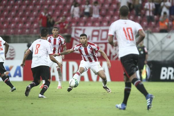 O êxito da noite desta sexta-feira manteve os 100% de aproveitamento do time alvirrubro jogando na Arena Pernambuco. Foi ainda o terceiro jogo seguido do time comandado pelo técnico Alexandre Gallo sem sofrer gols. O Timbu agora soma dez pontos, com duas vitórias e um empate nas últimas três rodadas