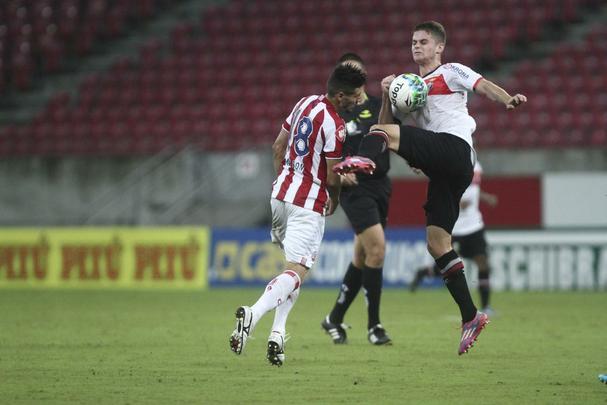 O êxito da noite desta sexta-feira manteve os 100% de aproveitamento do time alvirrubro jogando na Arena Pernambuco. Foi ainda o terceiro jogo seguido do time comandado pelo técnico Alexandre Gallo sem sofrer gols. O Timbu agora soma dez pontos, com duas vitórias e um empate nas últimas três rodadas