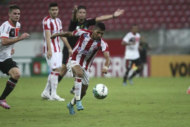 O êxito da noite desta sexta-feira manteve os 100% de aproveitamento do time alvirrubro jogando na Arena Pernambuco. Foi ainda o terceiro jogo seguido do time comandado pelo técnico Alexandre Gallo sem sofrer gols. O Timbu agora soma dez pontos, com duas vitórias e um empate nas últimas três rodadas