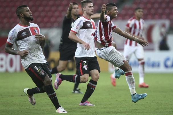 O êxito da noite desta sexta-feira manteve os 100% de aproveitamento do time alvirrubro jogando na Arena Pernambuco. Foi ainda o terceiro jogo seguido do time comandado pelo técnico Alexandre Gallo sem sofrer gols. O Timbu agora soma dez pontos, com duas vitórias e um empate nas últimas três rodadas