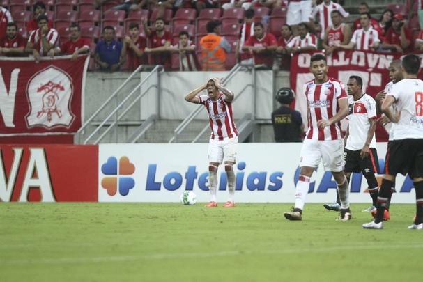 O êxito da noite desta sexta-feira manteve os 100% de aproveitamento do time alvirrubro jogando na Arena Pernambuco. Foi ainda o terceiro jogo seguido do time comandado pelo técnico Alexandre Gallo sem sofrer gols. O Timbu agora soma dez pontos, com duas vitórias e um empate nas últimas três rodadas