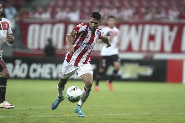 O êxito da noite desta sexta-feira manteve os 100% de aproveitamento do time alvirrubro jogando na Arena Pernambuco. Foi ainda o terceiro jogo seguido do time comandado pelo técnico Alexandre Gallo sem sofrer gols. O Timbu agora soma dez pontos, com duas vitórias e um empate nas últimas três rodadas