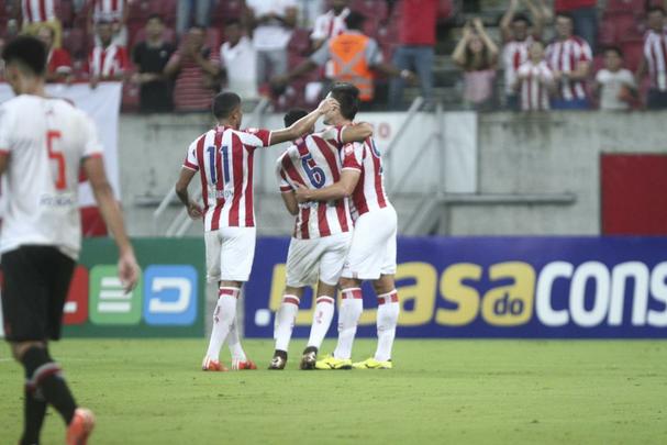 O êxito da noite desta sexta-feira manteve os 100% de aproveitamento do time alvirrubro jogando na Arena Pernambuco. Foi ainda o terceiro jogo seguido do time comandado pelo técnico Alexandre Gallo sem sofrer gols. O Timbu agora soma dez pontos, com duas vitórias e um empate nas últimas três rodadas