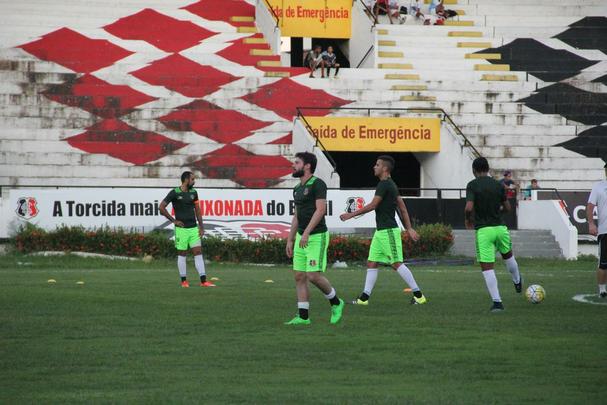 Antes de jogo no Arruda, clube apresentou lateral Mrio Srgio, Milton Mendes comentou bastidores e trabalhou at de noite com atletas
