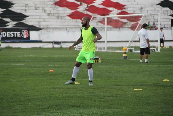 Antes de jogo no Arruda, clube apresentou lateral Mrio Srgio, Milton Mendes comentou bastidores e trabalhou at de noite com atletas