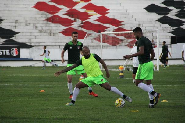 Antes de jogo no Arruda, clube apresentou lateral Mrio Srgio, Milton Mendes comentou bastidores e trabalhou at de noite com atletas