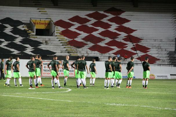 Antes de jogo no Arruda, clube apresentou lateral Mrio Srgio, Milton Mendes comentou bastidores e trabalhou at de noite com atletas