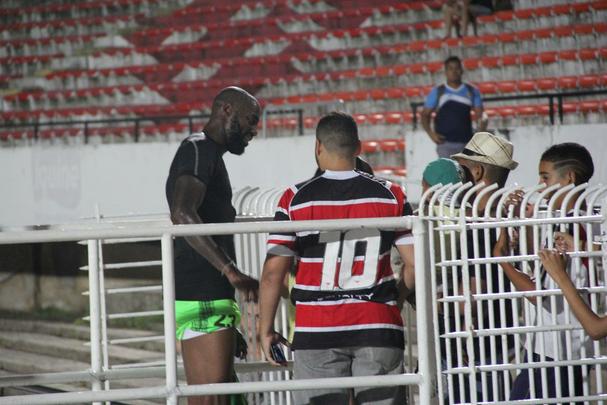 Antes de jogo no Arruda, clube apresentou lateral Mrio Srgio, Milton Mendes comentou bastidores e trabalhou at de noite com atletas