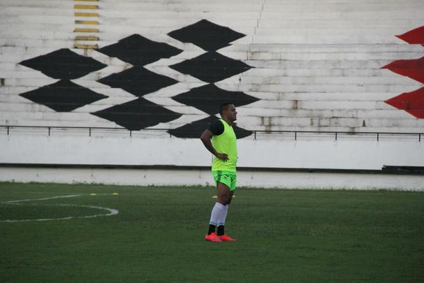 Antes de jogo no Arruda, clube apresentou lateral Mrio Srgio, Milton Mendes comentou bastidores e trabalhou at de noite com atletas
