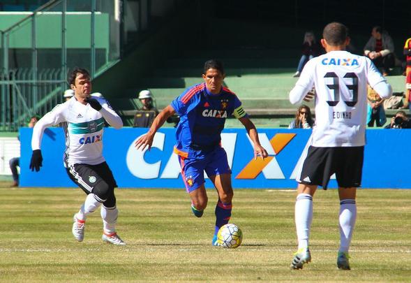 Leo teve seus dois gols marcados por Diego Souza, mas permitiu que donos da casa virassem partida em jogo que o setor defensivo ficou devendo