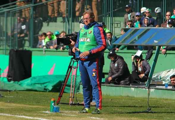 Leão teve seus dois gols marcados por Diego Souza, mas permitiu que donos da casa virassem partida em jogo que o setor defensivo ficou devendo