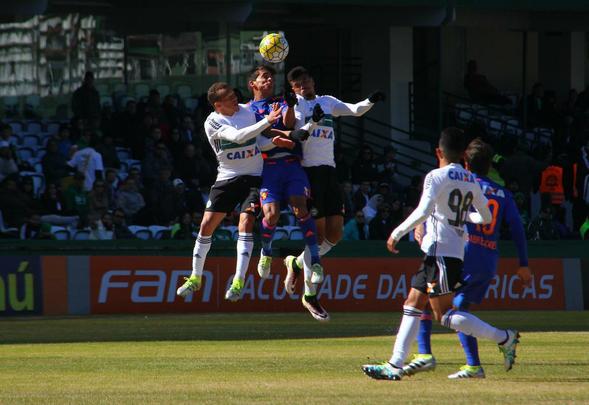 Leão teve seus dois gols marcados por Diego Souza, mas permitiu que donos da casa virassem partida em jogo que o setor defensivo ficou devendo