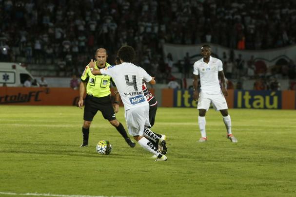 Sem Grafite e Keno, machucados, Tricolor apresentou sérias dificuldades ofensivas e acabou sendo derrotado pelo Peixe no Arruda