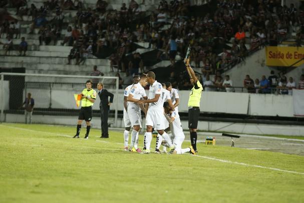 Sem Grafite e Keno, machucados, Tricolor apresentou sérias dificuldades ofensivas e acabou sendo derrotado pelo Peixe no Arruda