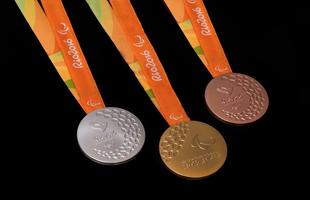 Uma das principais novidades nos Jogos Paralmpicos  que as medalhas paralmpicas tero guizos. Com isso, ser possvel para os paratletas distinguir ouro, prata e bronze pelo som