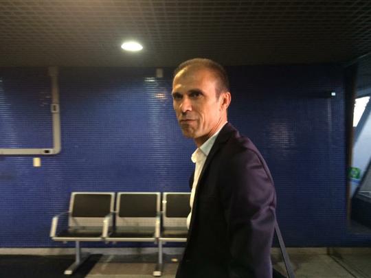 Atletas do Santa Cruz viajaram com camisa sem marca de qualquer fornecedora e com calas da Umbro